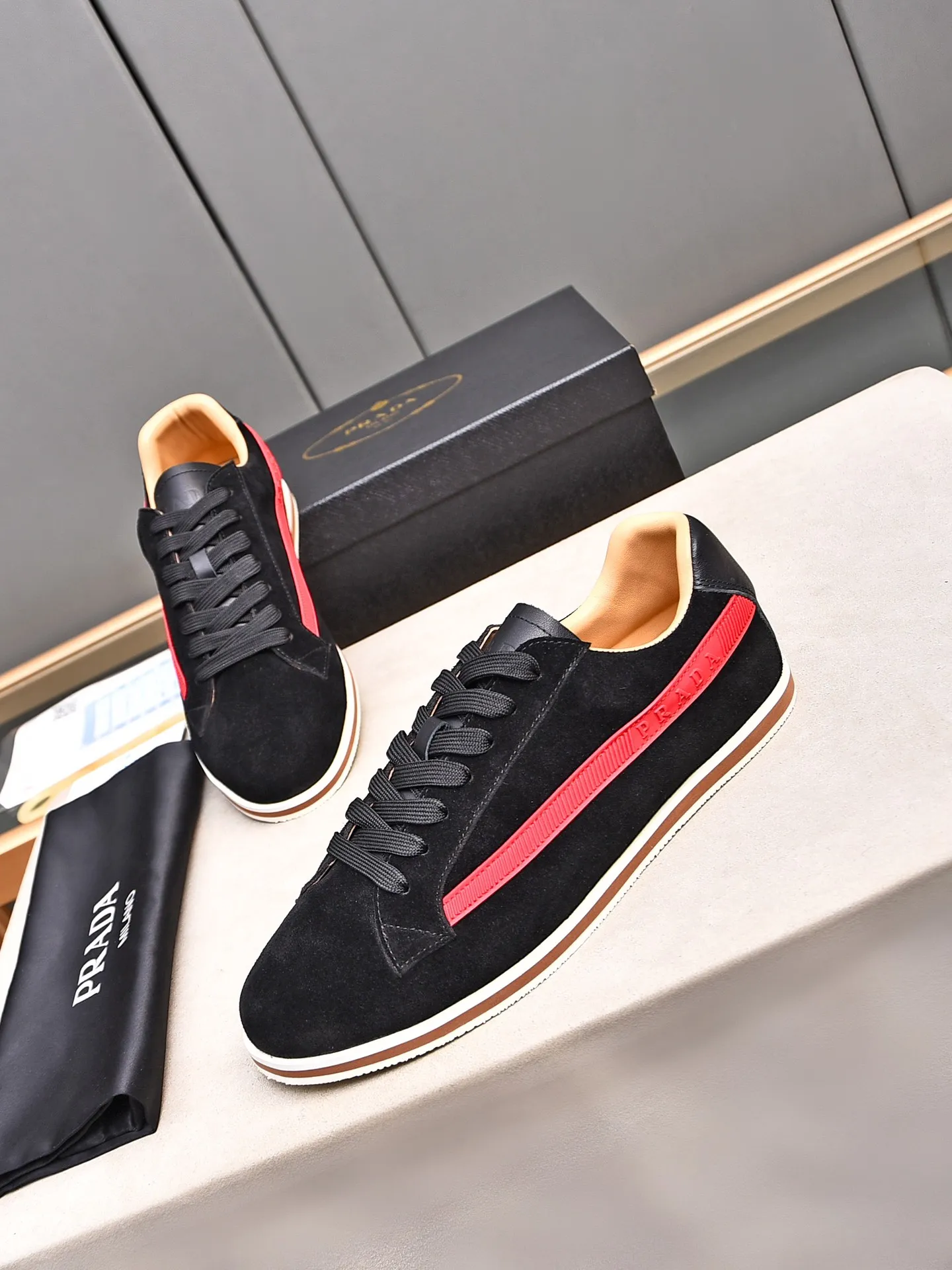 Men's shoes 💰440 Prada/Prada's new men's thin-soled casual shoes, fashionable and elegant style. Made of first-layer frosted cowhide. The lining is soft, comfortable and breathable. The shoe body is marked with letter LOGO. The details are carefully crafted. Lightweight foam sole, fashionable and versatile! Size: 38-44 (45 customized)